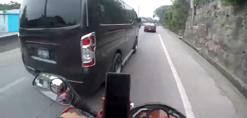 Microbusero y motociclista disputan la vía sobre la carretera Troncal del Norte | VIDEO