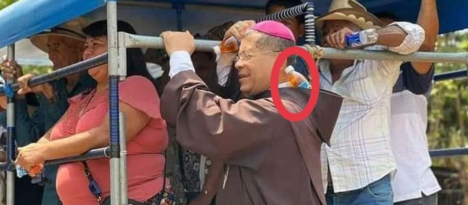 Viralizan imagen de obispo de San Vicente llevando una gaseosa en su espalda