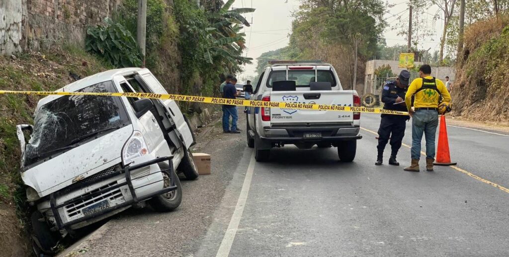 Hombre pierde la vida tras fuerte choque contra un poste esta tarde