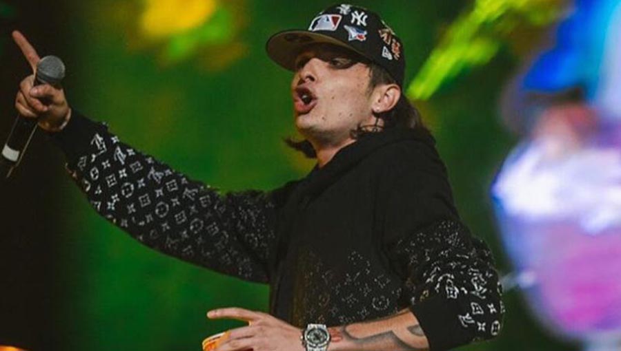 Arriba de Shakira y Miley Cyrus, Peso Pluma se convierte en el artista más escuchado del mundo  