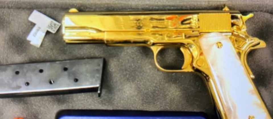Detienen a norteamericana por llevar en su maleta una pistola de oro