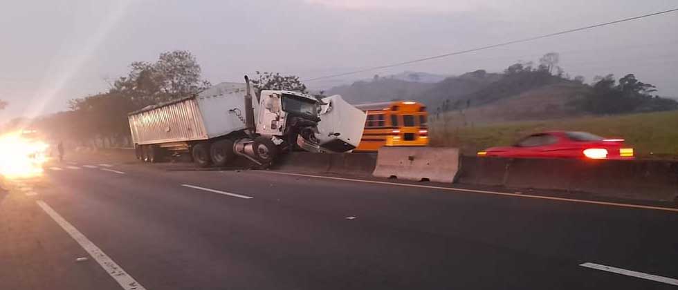 Conductor se duerme e impacta contra los separadores