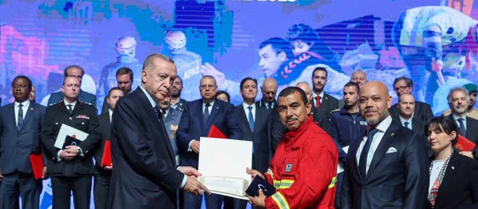 Entregan reconocimiento al líder del grupo USAR El Salvador en Turquía