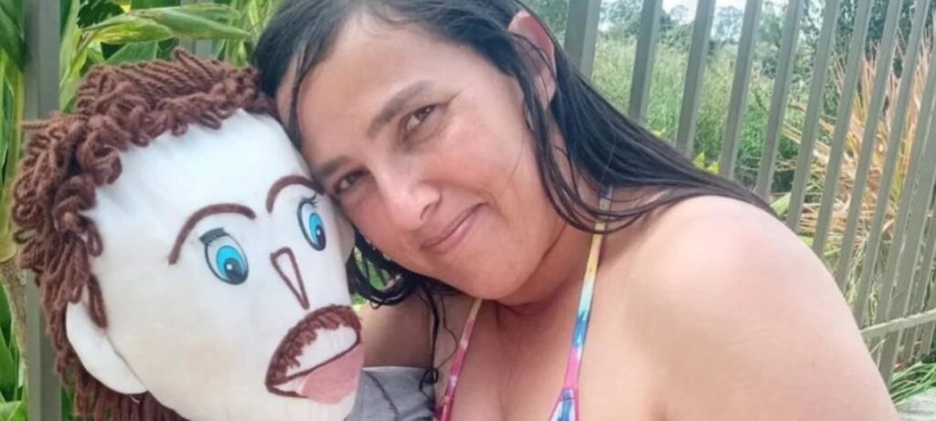 Mujer se casó con un muñeco de trapo y afirma que está «embarazada» de él