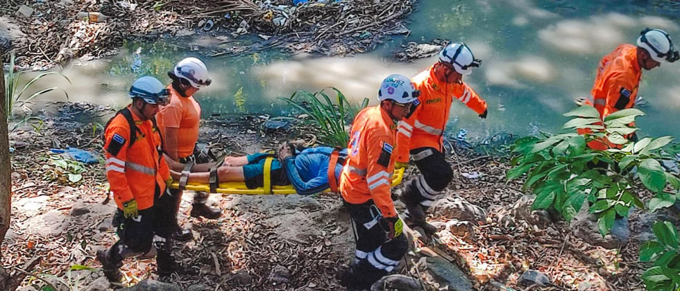 Personal de Protección Civil rescata a una persona que cayó en un barranco de 15 metros 
