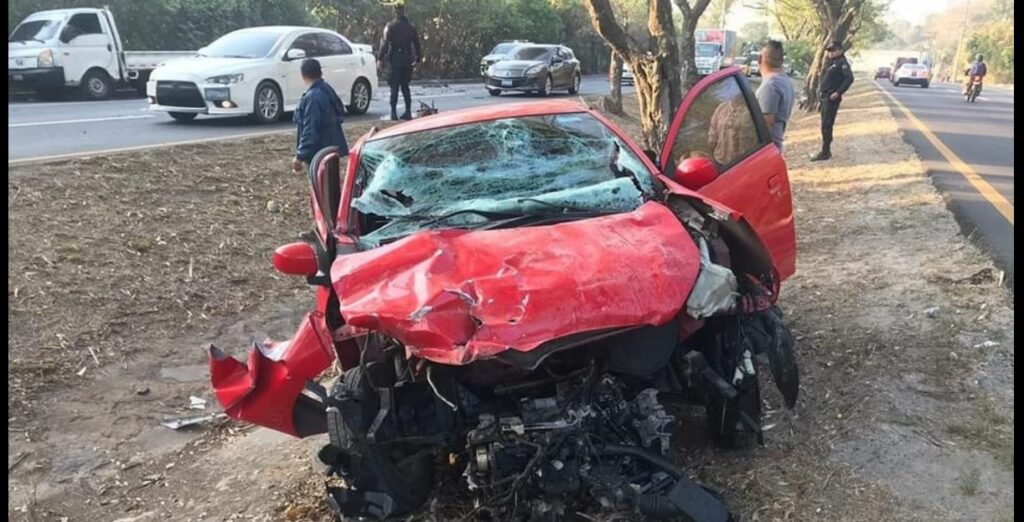 Joven conductor pierde el control y sufre fuerte accidente en carretera a Santa Ana