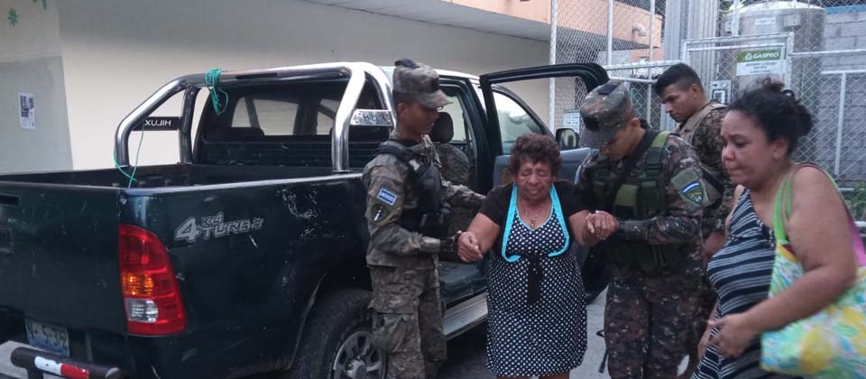 Soldados auxilian a mujer que fue atacada por un enjambre de abejas