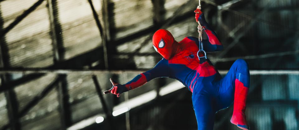 Impresionante descenso de Spiderman en el show del Súper Universo de CIFCOMIC