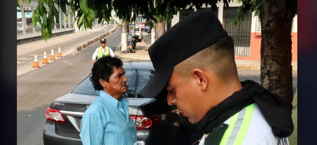 Detienen a conductor que circulaba hablando por celular y en evidente estado de ebriedad