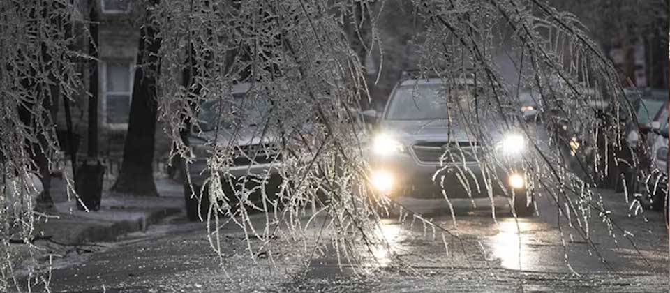 Más de 630,000 hogares canadienses sin electricidad tras tormenta de hielo