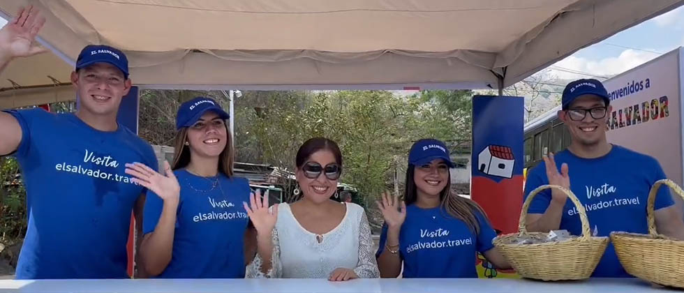 Ministra de Turismo da la bienvenida a turistas que ingresan al país por frontera Las Chinamas&nbsp;
