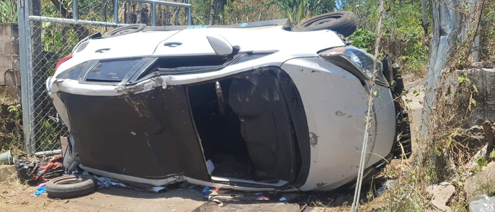Mujer resulta lesionada tras volcar vehículo en Usulután