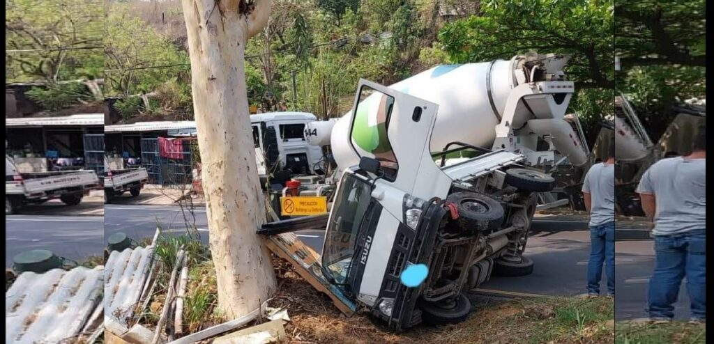 Reportan carro volcado en carretera Panamericana, jurisdicción de Ciudad Arce