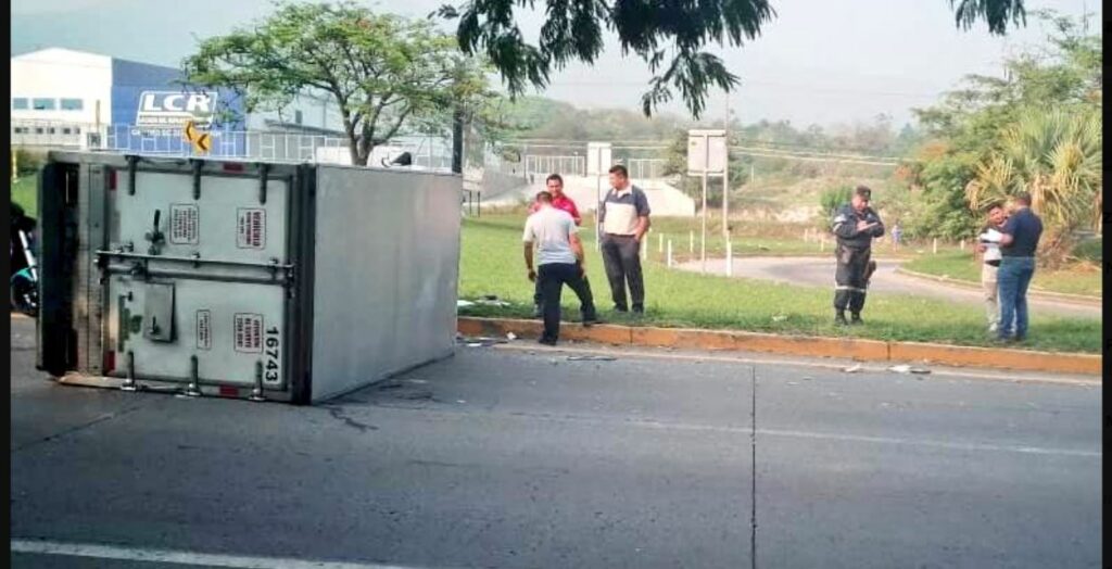 Microbús y camión chocan en carretera a Quezaltepeque