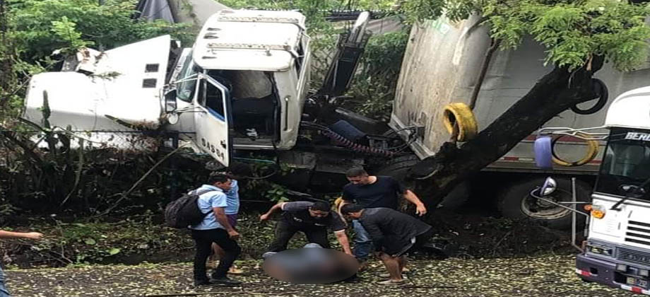 Conductor de una rastra sufre grave accidente en San Miguel