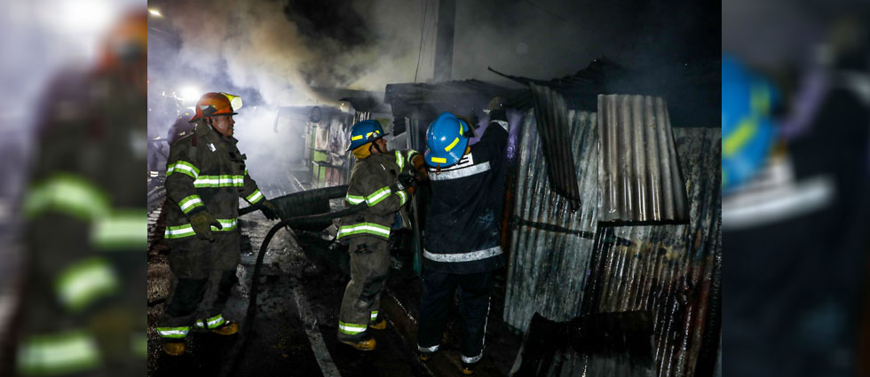 Incendio consume varios puestos de venta de comida en Apopa