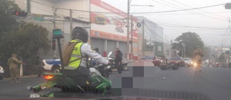 Conductor acaba en el asfalto tras siniestro en cercanías del INFRAMEN