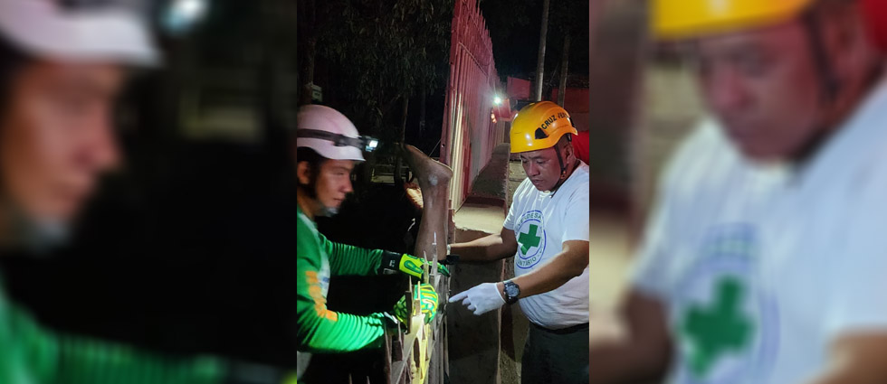 Rescatan a anciano que quedó atrapado de uno de sus pies en el enrejado de un cementerio