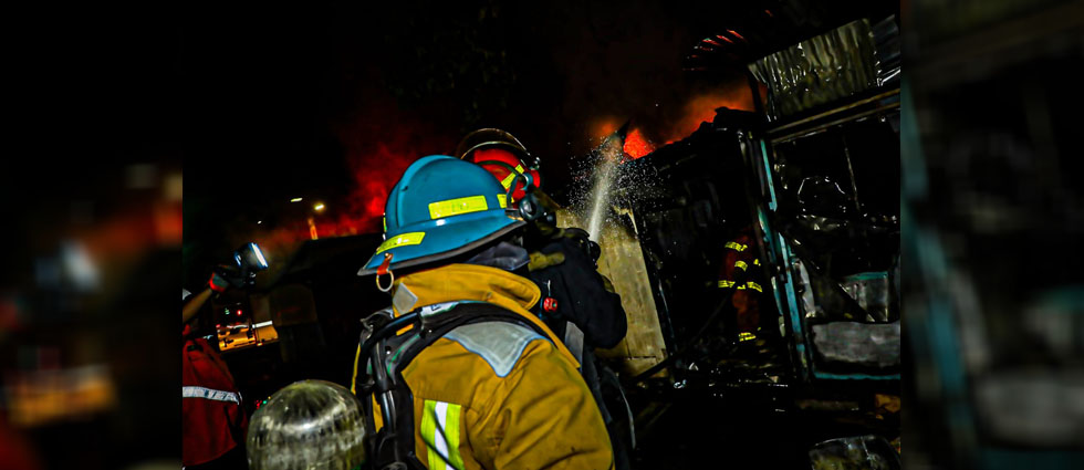 Incendio en Centro Histórico de San Salvador acaba con unos 11 locales