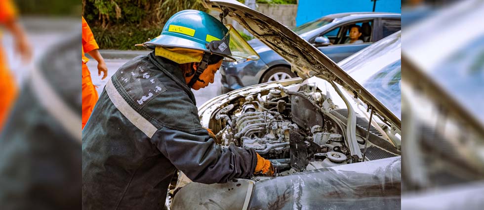 Dueño de vehículo y personas altruistas evitan que automóvil sea consumido por las llamas
