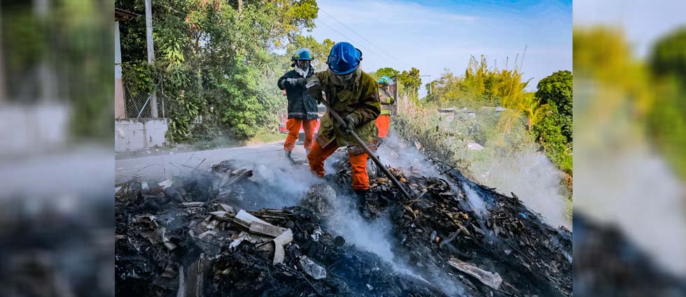 Sofocan incendio en predio baldío con abundante basura