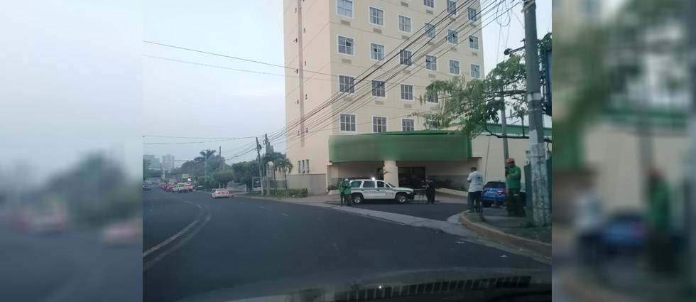 Rescatan a personas que quedaron atrapadas en el ascensor de un hotel