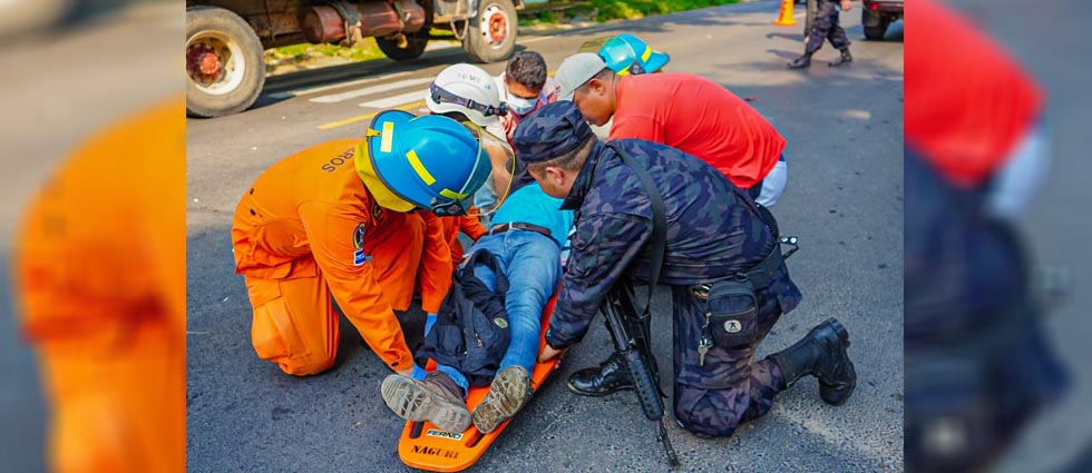 Fuerte accidente deja a un hombre tendido sobre el asfalto