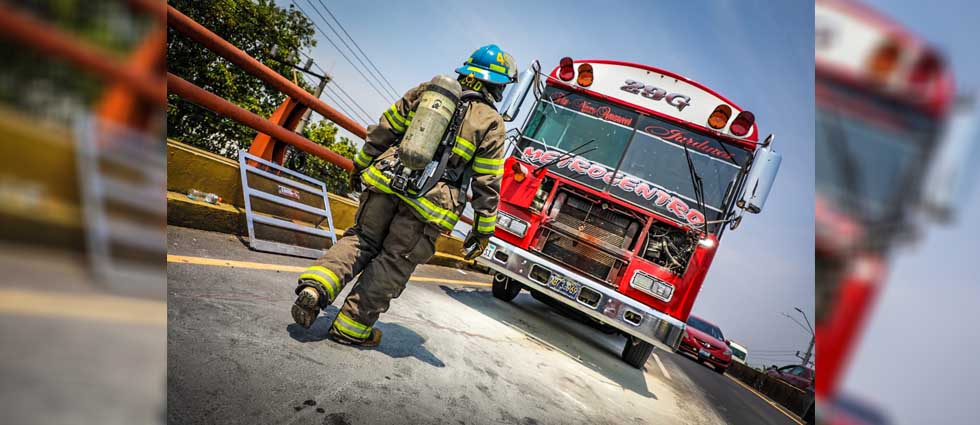 Bomberos aplauden intervención de motorista que evitó que su unidad se incendiara