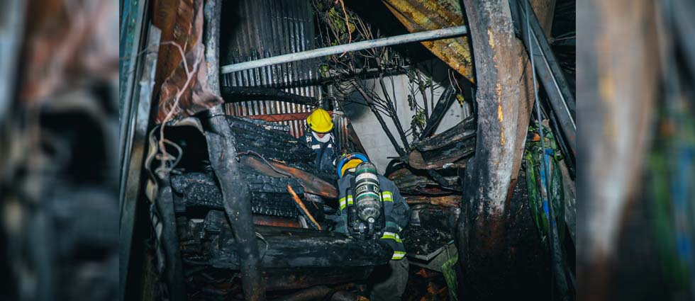 Sofocan voraz incendio en bodega donde almacenaban trozos de madera