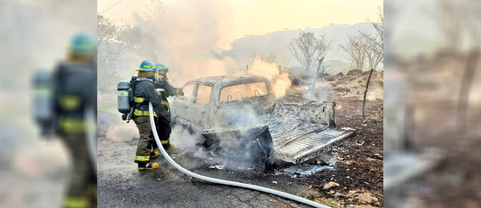 Llamas reducen a cenizas un pick up doble cabina