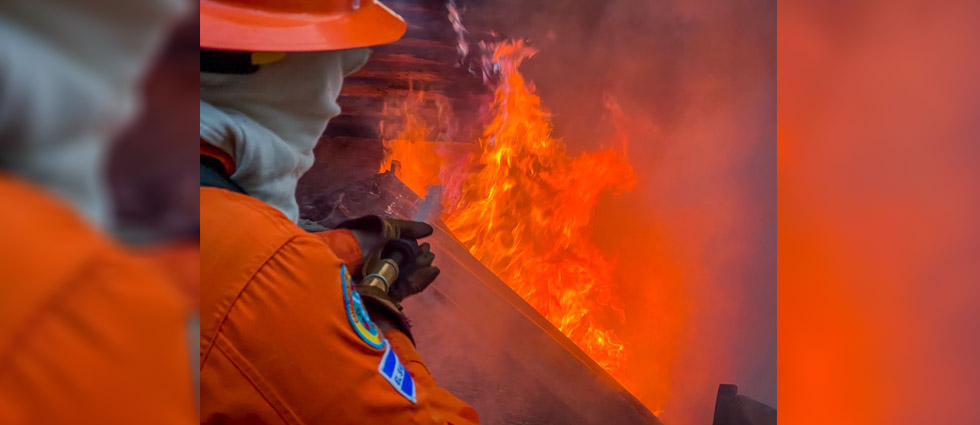Sofocan incendio en una estructura de lámina y madera