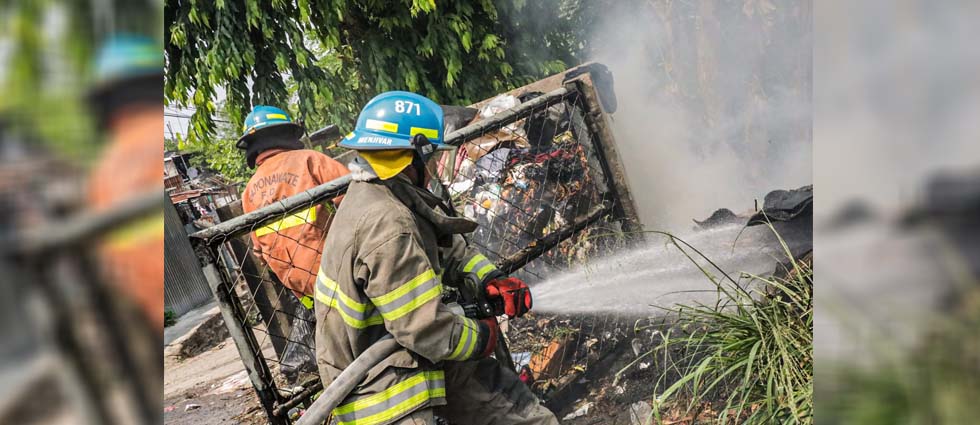 Extinguen incendio en basurero que amenazaba con pasarse a viviendas