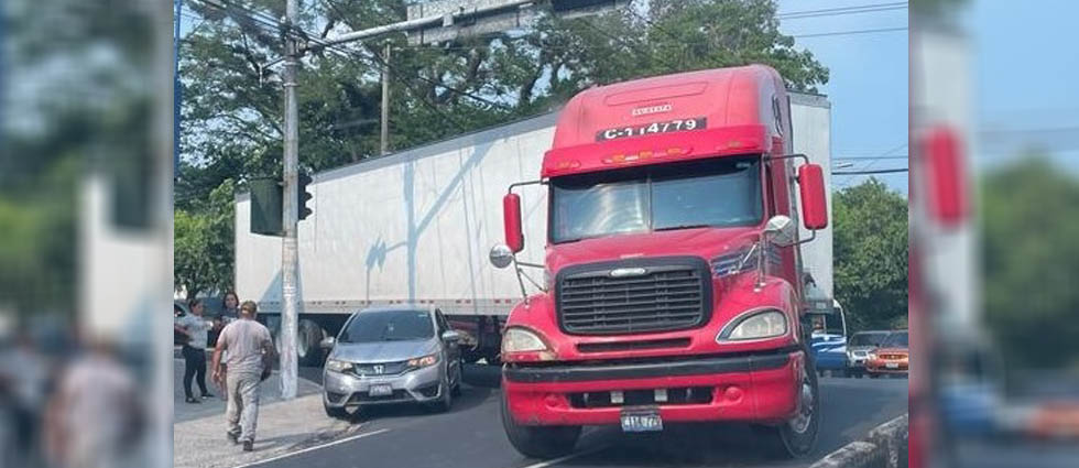Imprudencia al volante ocasiona accidente en San Salvador: ¿quién tuvo la culpa?