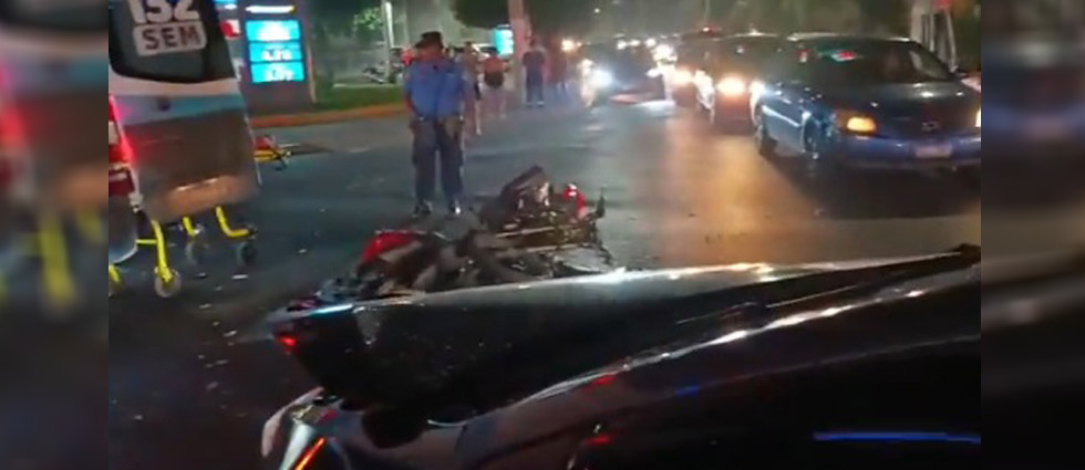 Dos lesionados deja fuerte accidente en San Salvador luego que automovilista no respetó luz del semáforo
