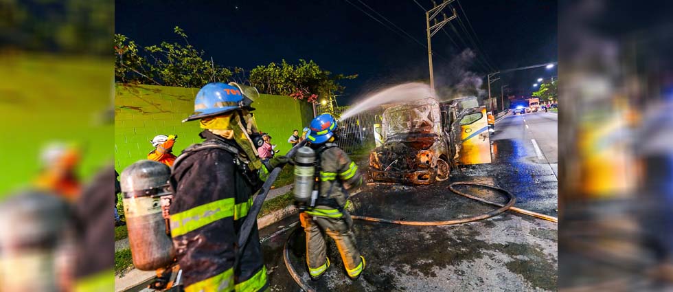 Llamas consumen vehículo de transporte de valores sobre el bulevar Constitución