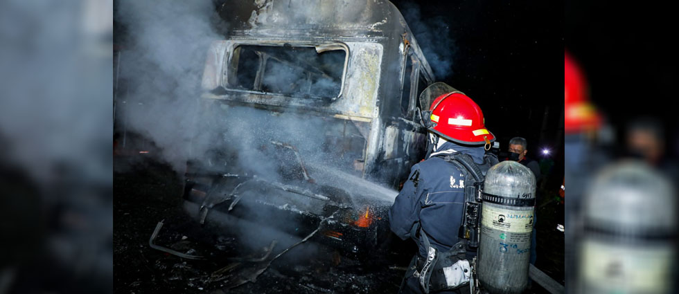 Autobús se incendia sobre la carretera Panamericana