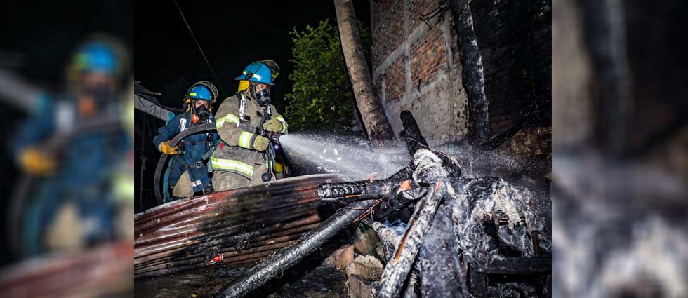 Familias viven momentos de angustia tras originarse incendio en un mesón