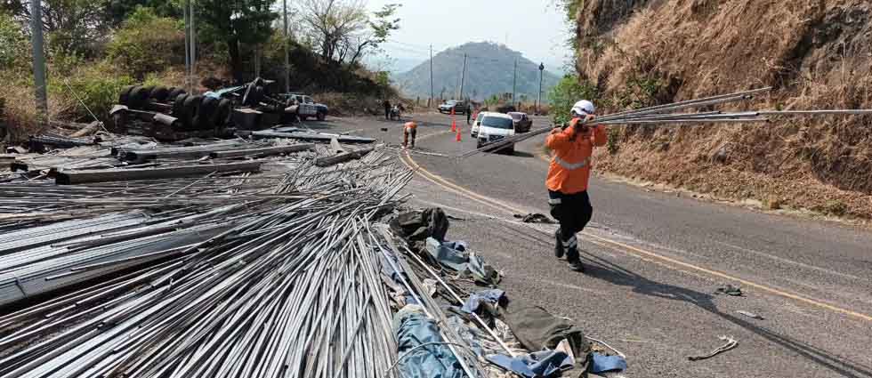 Remueven escombros de rastra accidentada en San Miguel