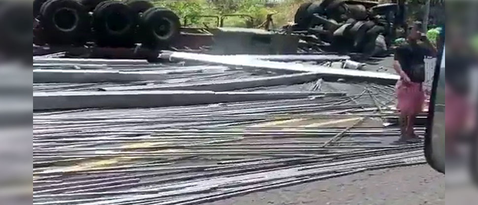 Rastra que transportaba materiales de construcción vuelca en carretera al Cuco, San Miguel