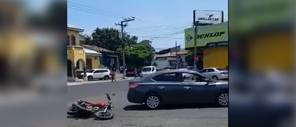 Pareja de abuelitos que viajaban en moto resultan lesionados tras ser embestidos por un carro