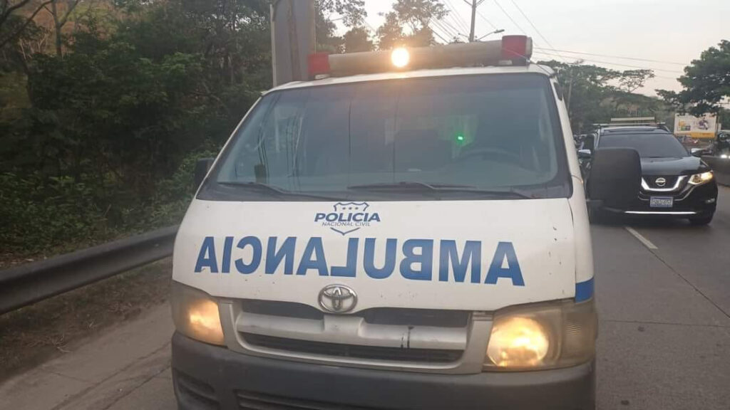 Señorita motociclista queda debajo de pick up tras grave choque en calle antigua a San Salvador