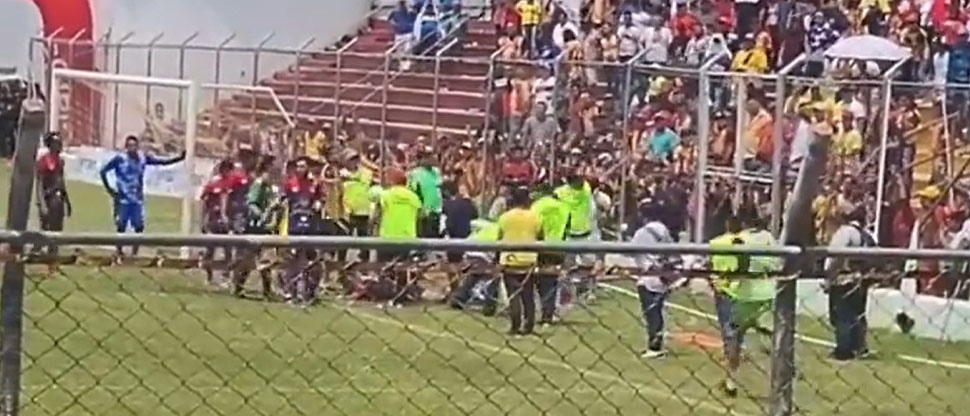 Camilleros lanzan al suelo a futbolista que sacaban lesionado del campo de juego 