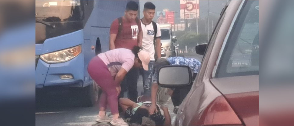 Atropellan a mujer en el bulevar del Ejército en Soyapango y queda tendida en el asfalto