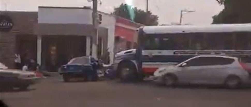 Dos personas resultan lesionadas luego que un bus de la ruta 59 embistió un carro