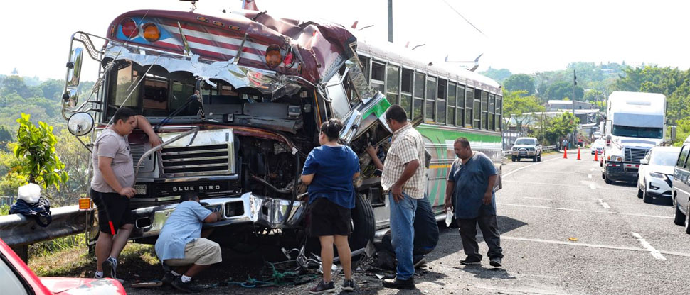 Así quedó el motorista de bus de la ruta 116 tras chocar contra rasta esta mañana