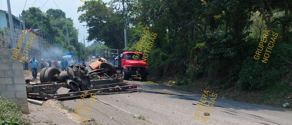 Camión que transportaba grava vuelca y una persona se salva de fallecer en el accidente