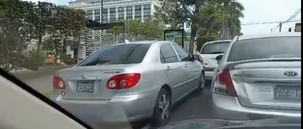 Denuncian a automovilista que quiso adelantarse en el tráfico invadiendo la ciclovía 