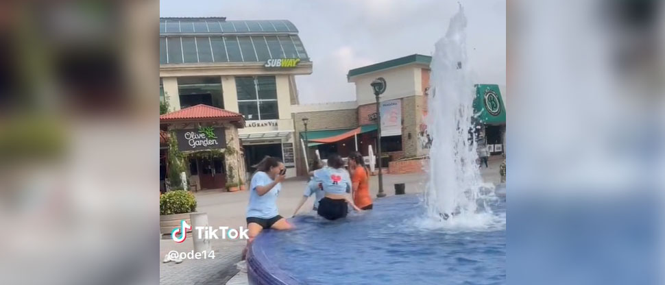 Echan de reconocido centro comercial a jóvenes que se dieron un chapuzón en la fuente