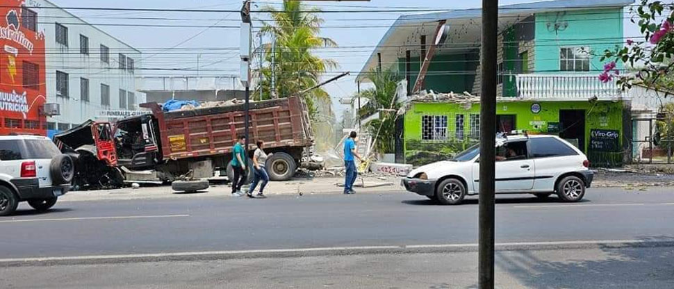 Camión se estrella contra una champa en la carretera Troncal del Norte
