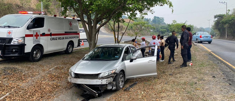Cuatro personas se salvan de morir en aparatoso accidente de tránsito en El Carmen